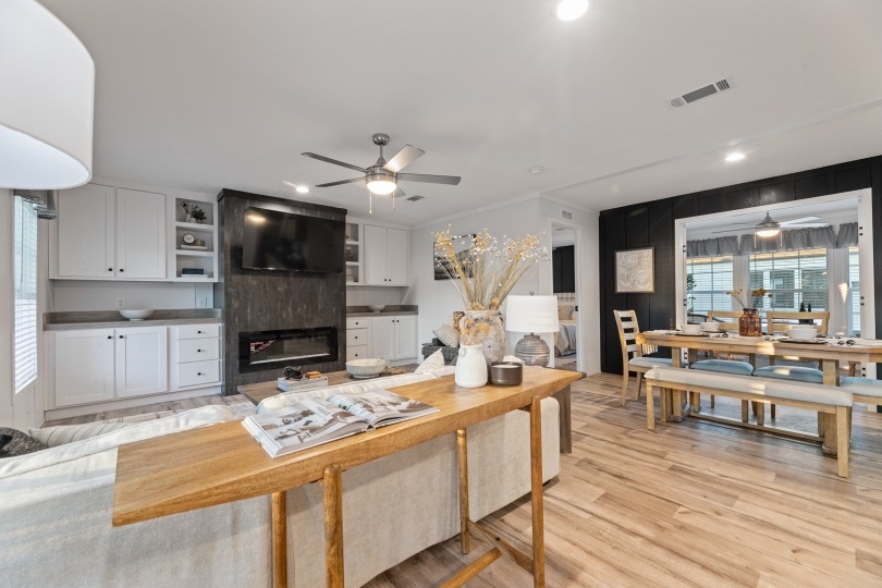 25_c_250_sebastian_32644d_livingroom_003_web_1745936642273_810_12