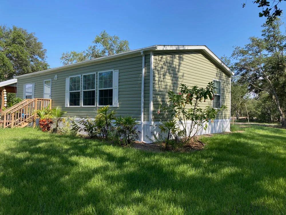 Berkshire 24′ X 50′ Including 10′ Covered Porch               2 Bedroom 2 Bath